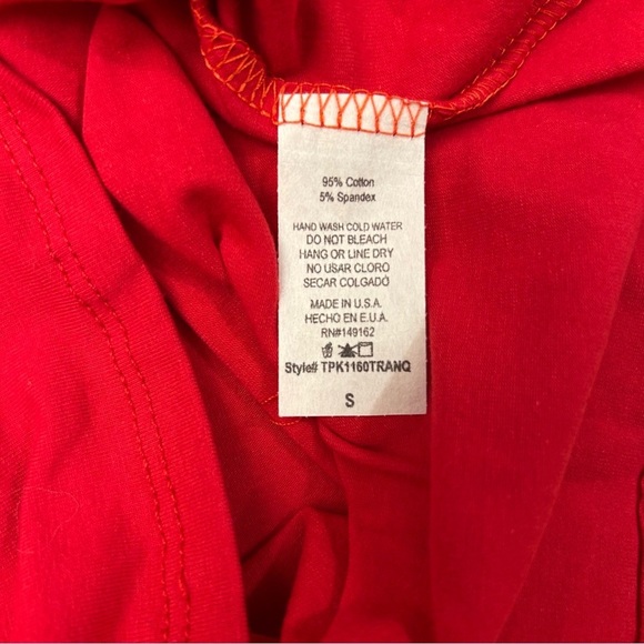 NWT FASHION NOVA Tranquility Padded Shoulder Crop Top in Red/Black - Picture 4 of 5